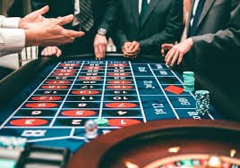 Layar aplikasi Diamond Empire totoking menampilkan pilihan meja live-dealer di iOS dan Android